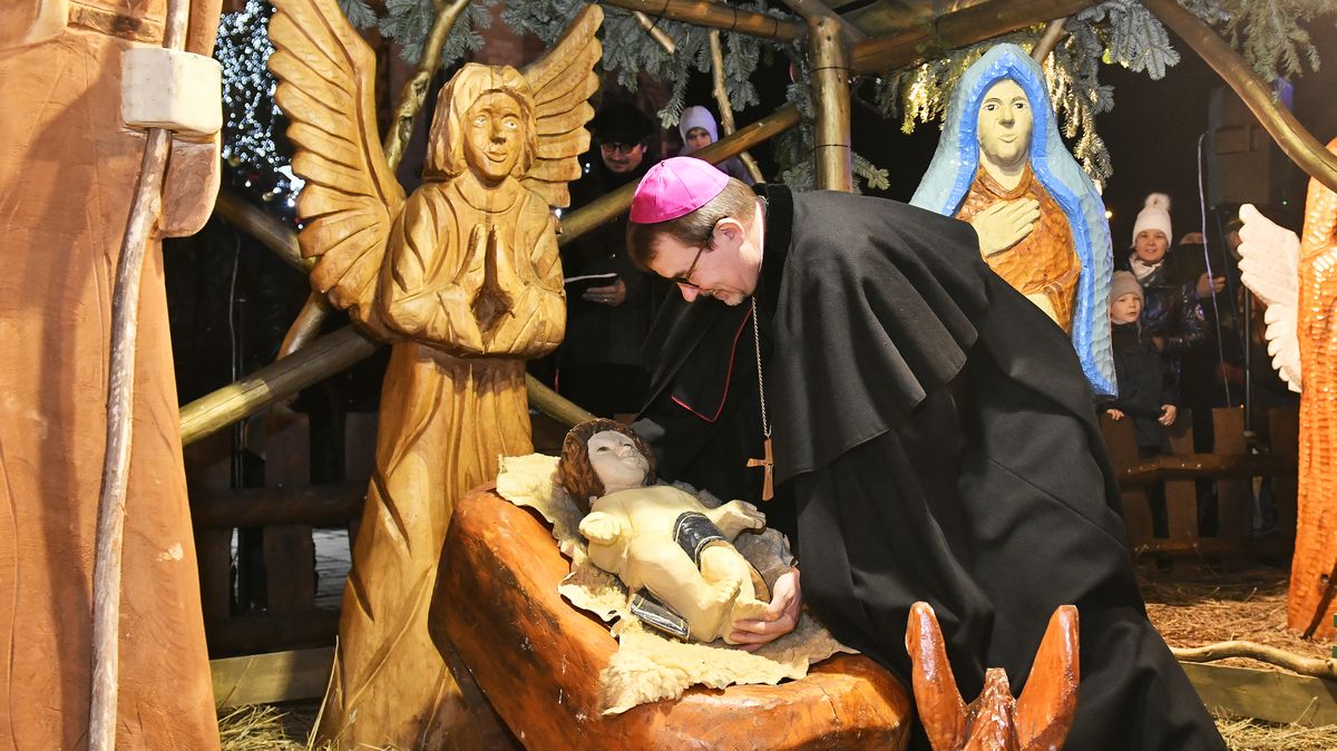 FOTO: Příchod Jezulátka zkompletoval plzeňský betlém, do jeslí jej položil biskup Holub